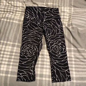 Lululemon Wunder Under Hi-Rise 1/2 Tight Full-On Luxtreme 17" Size 4
